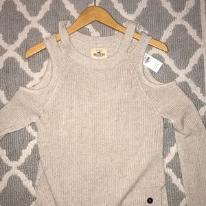 HOLLISTER CUT OUT COLD SHOULDERS TOP.